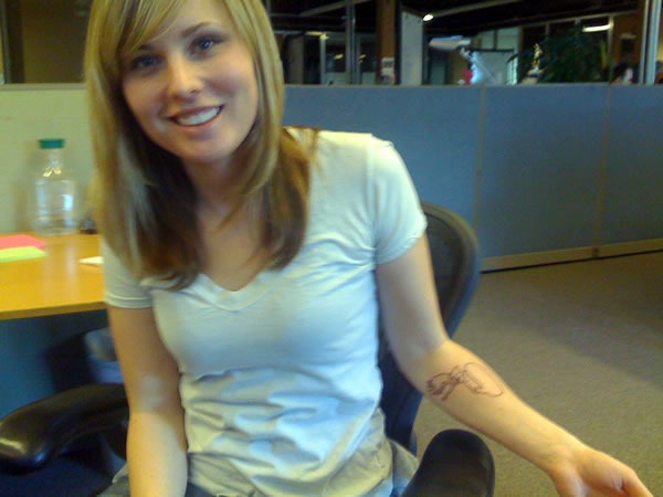 Leah Culver shows off the new tattoo on her arm