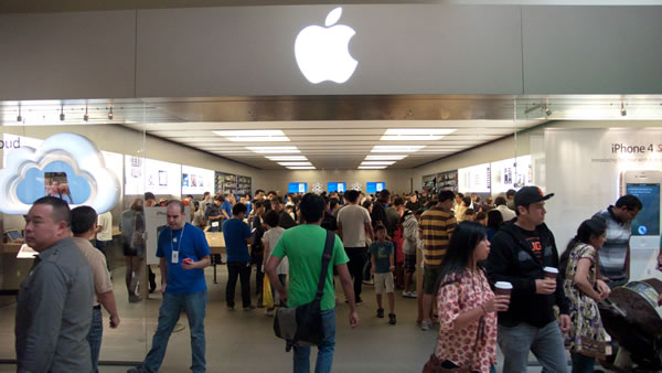 crowded Apple store