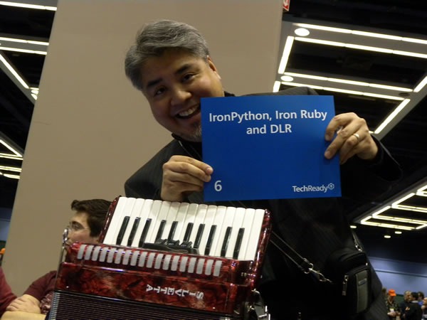 Joey deVilla at TechReady 8, holding up an "IronPython, IronRuby and DLR" sign