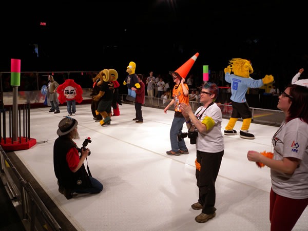 mascots_dancing