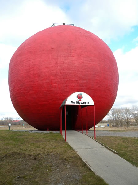 The Big Apple the world's biggest apple and bakery – Attractions Ontario