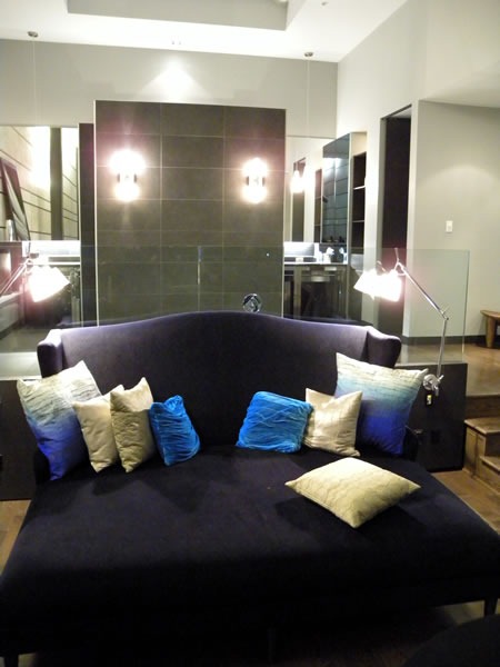 04 shower and chaise