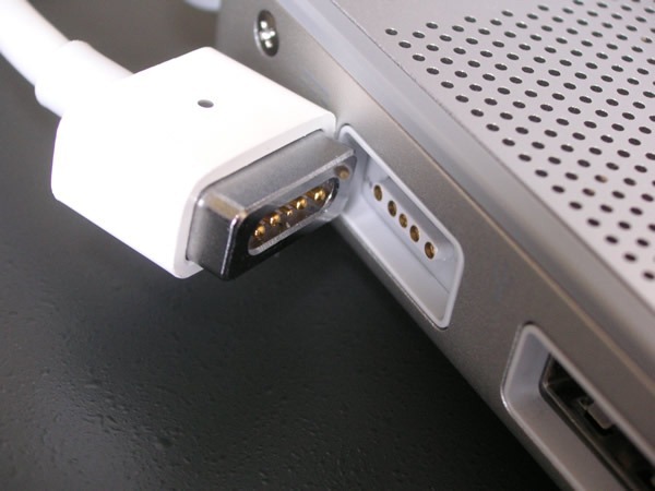 MagSafe power adapter and jack