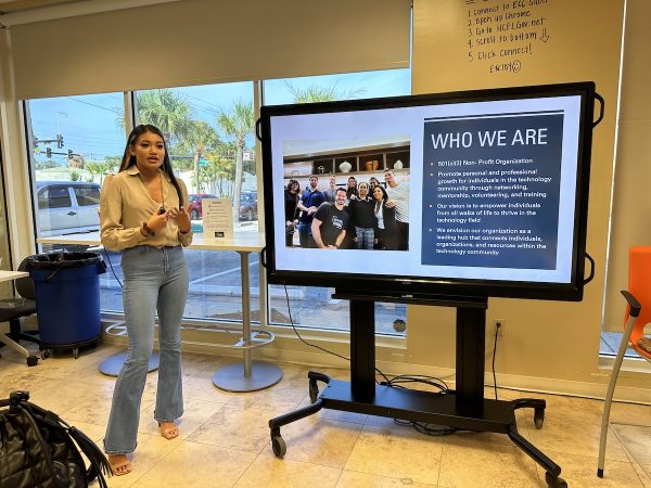 Samantha Ramos does the introductory presentation at Tampa Bay Techies’ “Breaking Into Tech’ event.