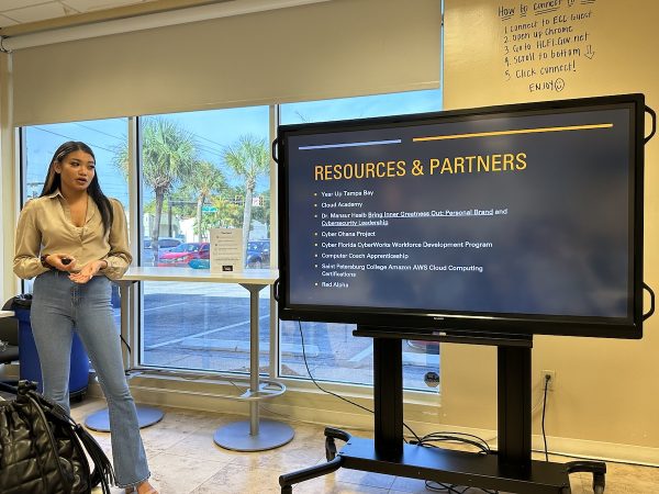 Samantha Ramos does the introductory presentation at Tampa Bay Techies’ “Breaking Into Tech’ event.