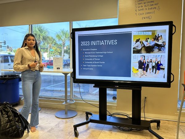 Samantha Ramos does the introductory presentation at Tampa Bay Techies’ “Breaking Into Tech’ event.
